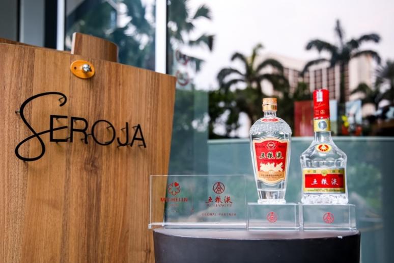 桌子上有一瓶酒
AI 生成的内容可能不正确。