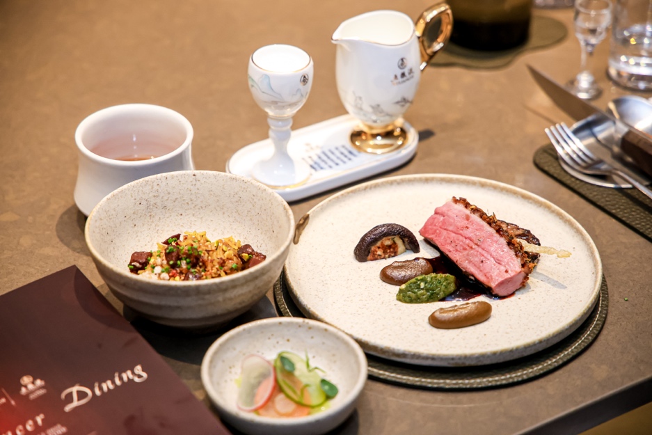 桌子上的盘子里放着一些食物和饮料
AI 生成的内容可能不正确。